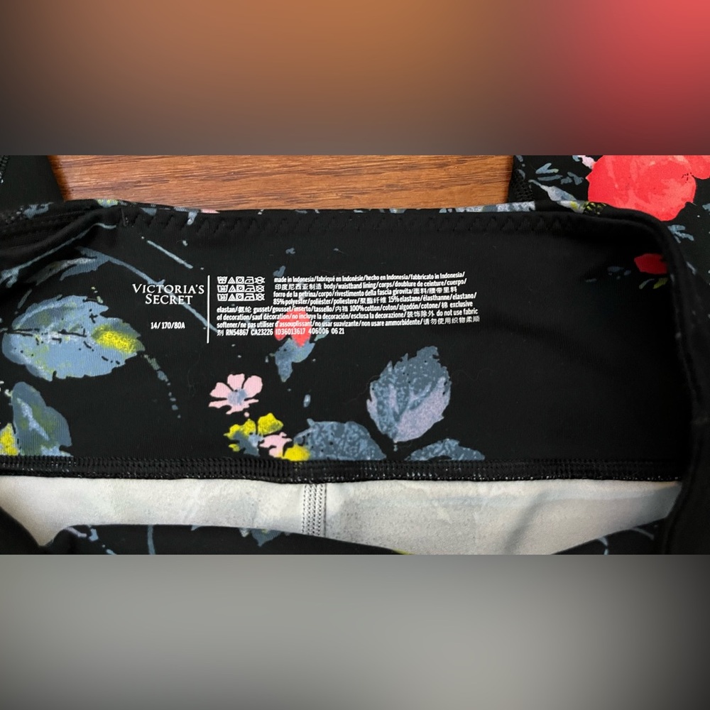 VSX Essential High-Rise Pocket Legging with floral pattern. - Picture 8 of 10